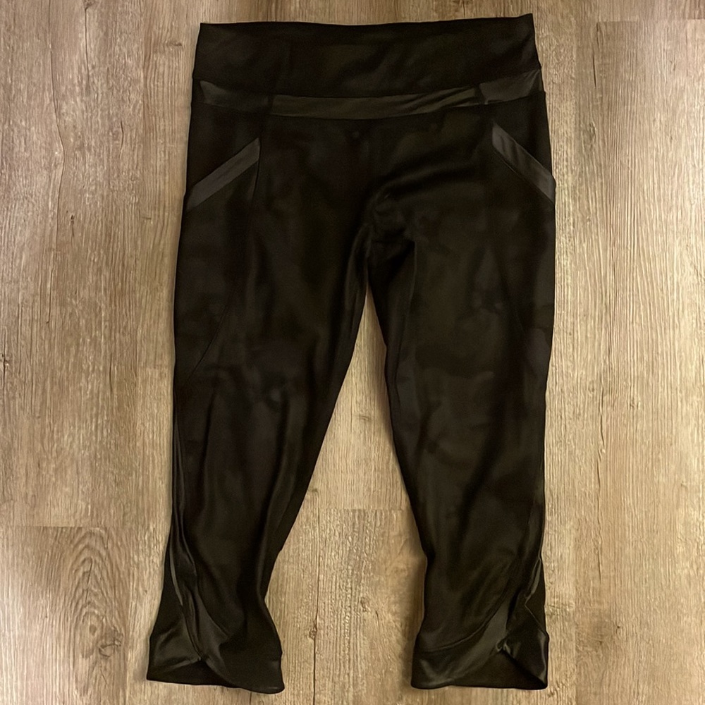 Lululemon black camo run crop size 8!